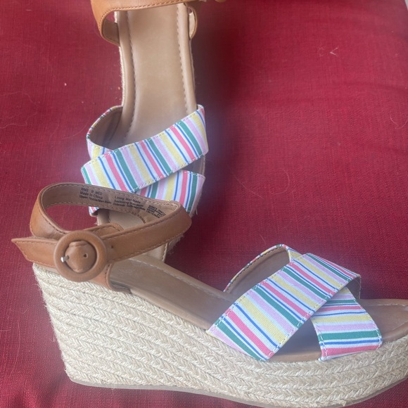 Cute pair of Sandals! - Picture 3 of 3